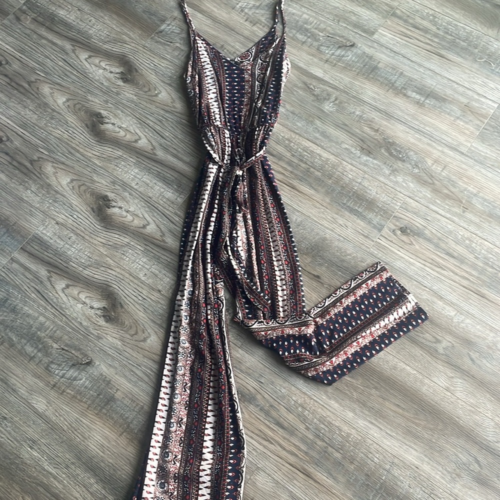 Flowy jumpsuit with indie pattern and tie in front